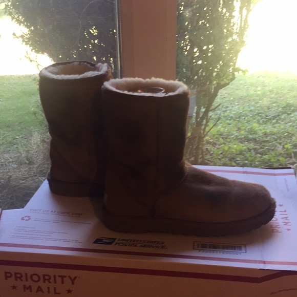 UGGS - Picture 2 of 8